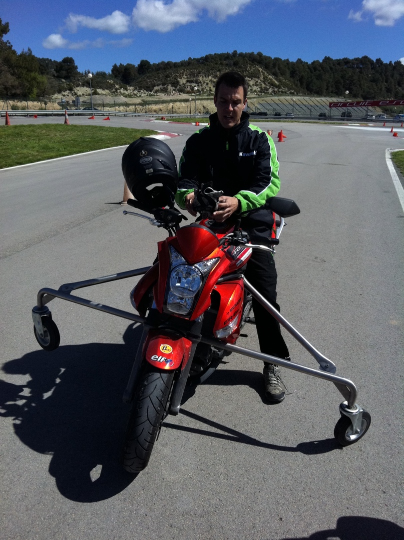 Moto amb sistema anticaigudes